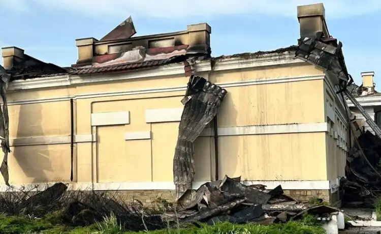 У Павлограді горів дах залізничного вокзалу: пожежу гасили понад 40 рятувальників
