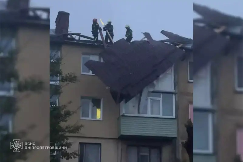 Буревій у Павлограді повалив дерева та пошкодив дахи будинків