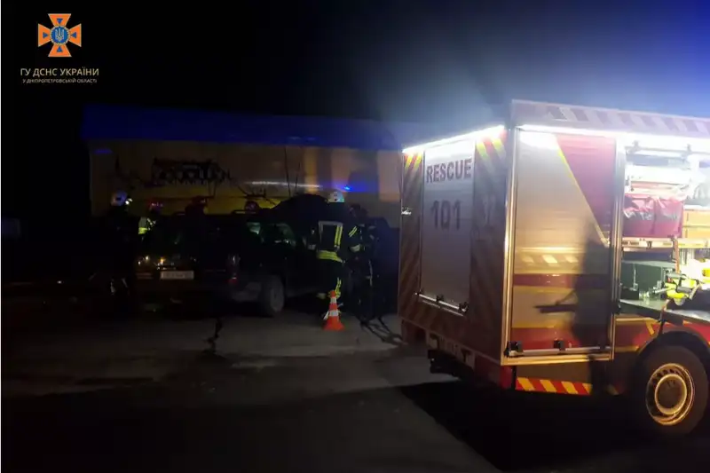 У Павлограді легковик протаранив вантажівку: водія з травмами доправили до лікарні