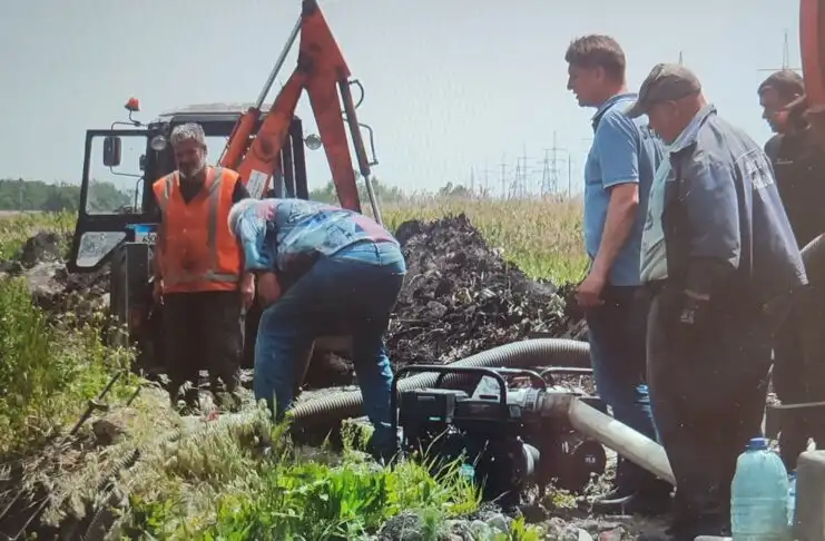 На Широкій ліквідовують аварію: у Павлограді ремонтують каналізаційну мережу