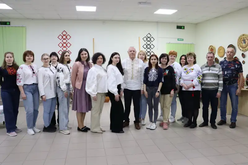 До Дня музеїв і Дня вишиванки: мер Павлограда вручив подяки та долучився до патріотичної акції