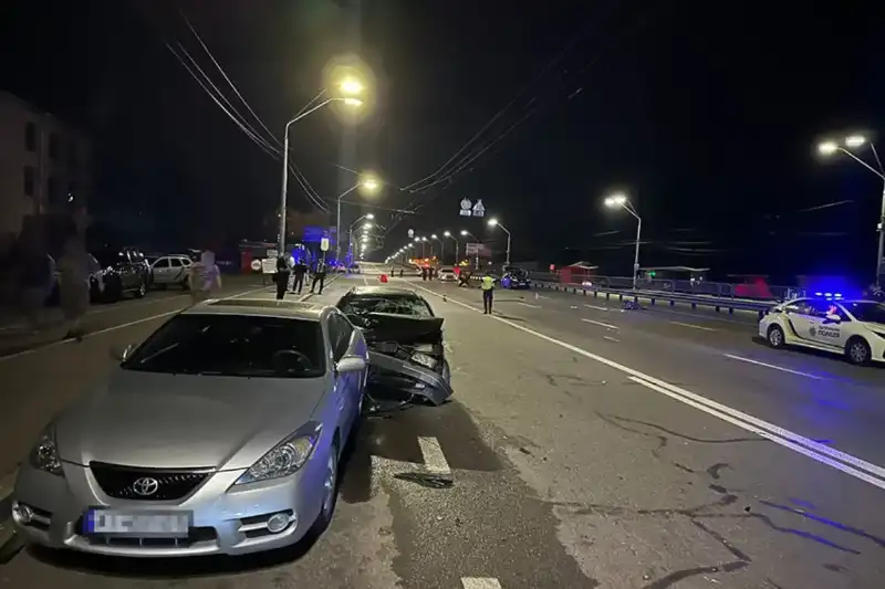 У Києві молодий водій збив військових на блокпосту: один загинув, двоє у лікарні