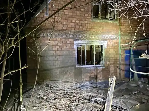 Черговий удар по Нікополю: загинув чоловік, пошкоджено десятки будівель