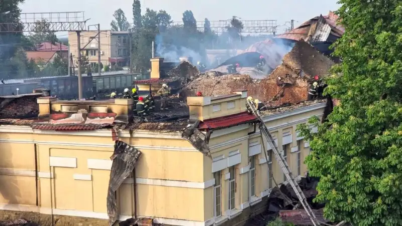 У Павлограді горів дах залізничного вокзалу: пожежу гасили понад 40 рятувальників