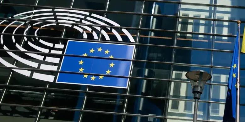 ЄС посилив тиск на Росію: до санкційного списку увійшли нові банки, ІТ-компанії та фільммейкер Шахназаров