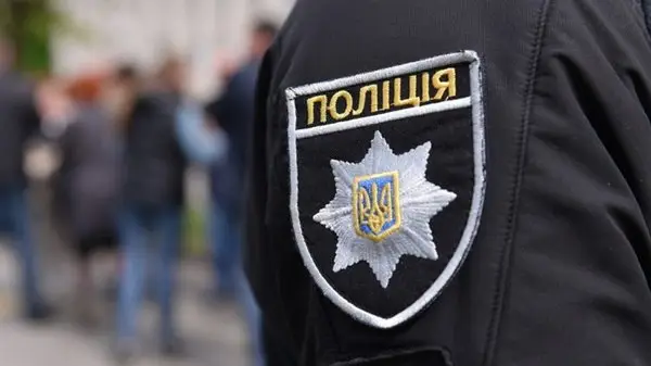 У Дніпрі поліцейський на евакуаторі пошкодив тролейбусну мережу та кілька авто: призначено службове розслідування