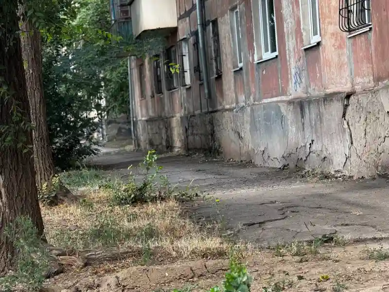 Трагічний день у Кривому Розі: двоє 5-річних дітей випали з вікон, один випадок завершився смертю